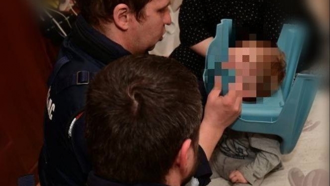 old 122427 В Подмосковье годовалого ребенка освобождали из горшка с помощью спасателей