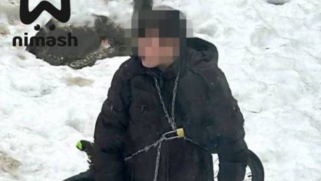 old 122520 В Нижнем Новгороде пятиклассник приковал себя к столбу возле школы и потребовал конфет