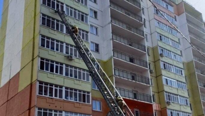 old 122564 В Саранске спасатели освободили запертую трехлетнюю девочку