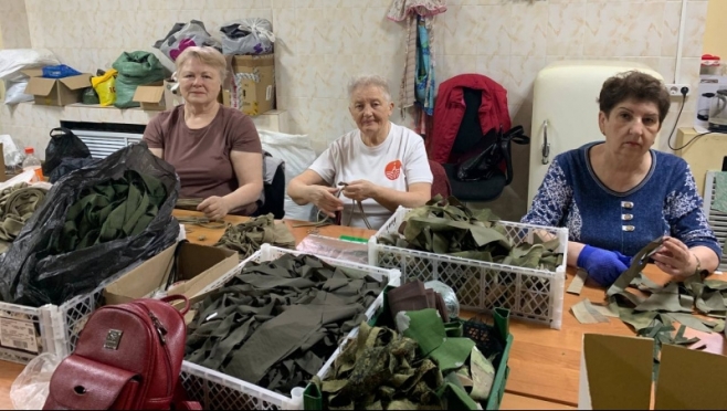 old 122891 Школьники в Мордовии помогают плести маскировочные сети для участников СВО