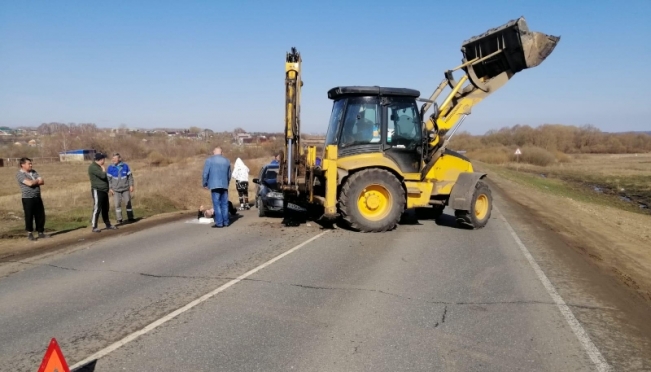 В Лямбирском районе тракторист отправил в больницу водителя и двоих пассажиров иномарки 4 В Лямбирском районе тракторист отправил в больницу водителя и двоих пассажиров иномарки old 122989 В Лямбирском районе тракторист отправил в больницу водителя и двоих пассажиров иномарки