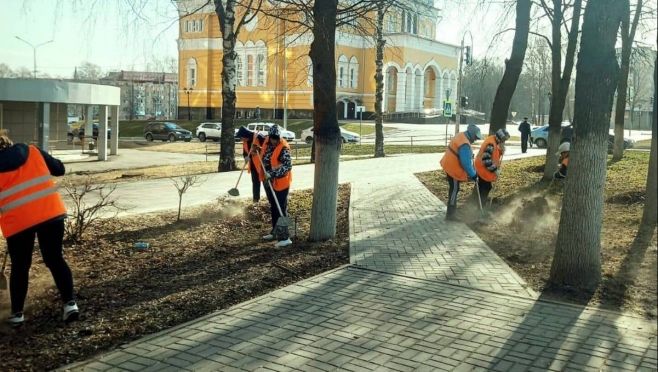 old 123002 Коммунальщики продолжают убирать улицы Саранска, а горожане жалуются на пыль и песок