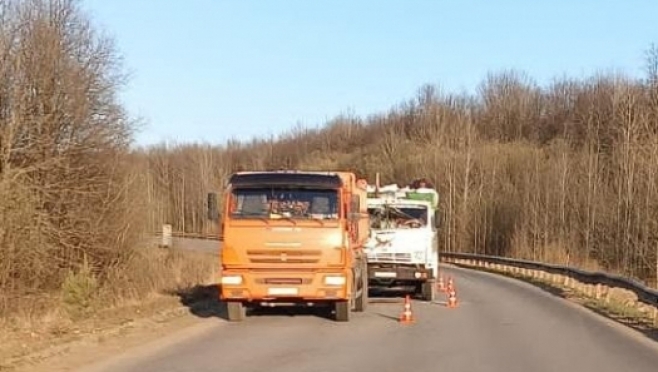 old 123032 Ремонт дорог с «приключениями»: КамАЗ протаранил «сородича»