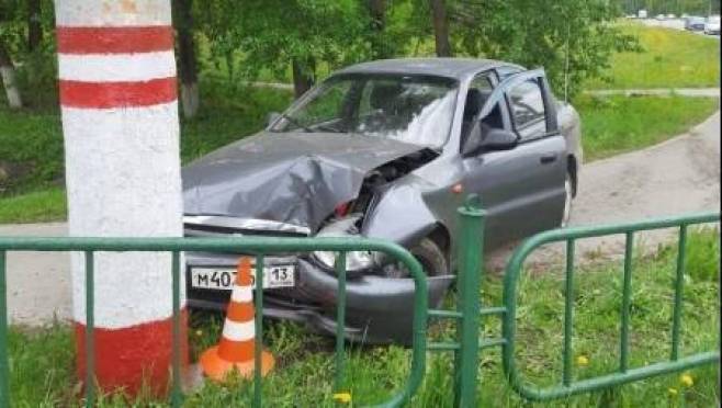 old 124119 В Саранске 77-летний пенсионер без прав прокатился на «Ланосе» по тротуару и попал в больницу