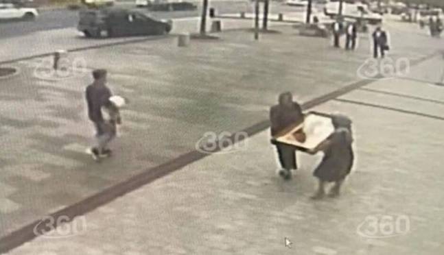 old 124548 Одна отвлекла, две воровали: В Москве из храма среди бела дня украли огромную икону