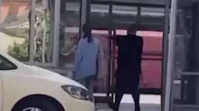 old 125033 Мужчина в футболке с неонацистской символикой подстрелил из арбалета парня
