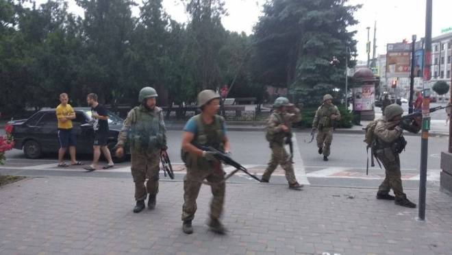 old 125159 В Ростове, предположительно, бойцы ЧВК «Вагнер» с военной техникой оцепляют административные здания