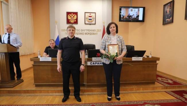 old 125269 Сотрудница Сбербанка получила Благодарность МВД по Республике Мордовия за предотвращение мошенничества