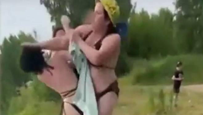 old 125333 На пляже 16-летнюю россиянку избили из-за откровенного купальника