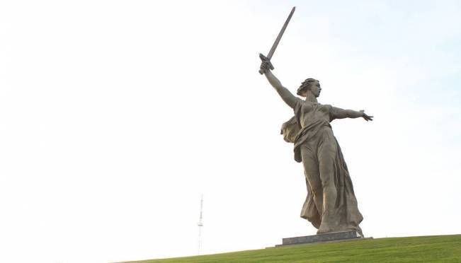 old 125374 В Киеве памятник «Родина-мать» разукрасили цветами флага США