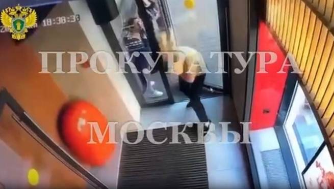 old 125795 Пьяная пара распылила газ в лицо менеджеру ресторана