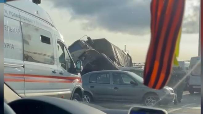 old 127547 В сети появилось видео ДТП в Петербурге с грузовиком Росгвардии: трое погибших