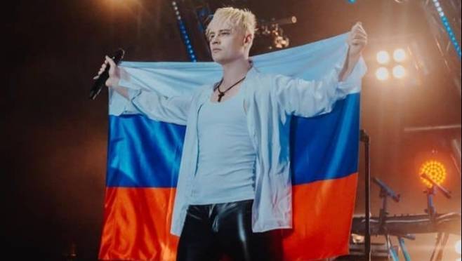 old 128393 Поклонница упала в обморок во время танца с певцом Шаманом: охранники унесли девушку со сцены на руках