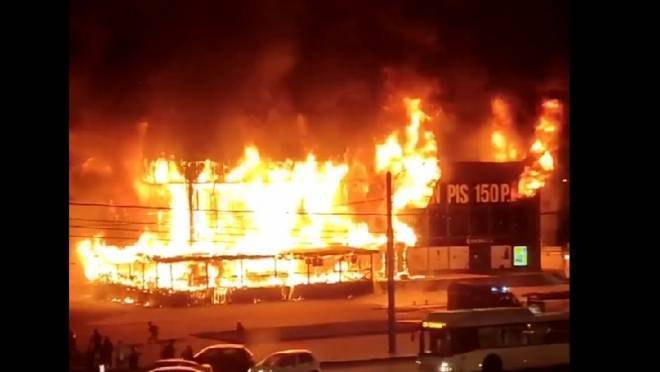 old 128616 В Петербурге после взрыва вспыхнул крупный торговый центр: разборки конкурентов?