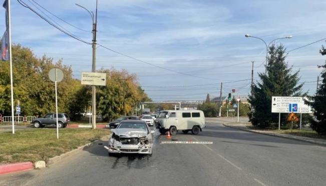 В Саранске «буханка» разбила «Мерседес» 12 В Саранске «буханка» разбила «Мерседес» old 128974 В Саранске «буханка» разбила «Мерседес»