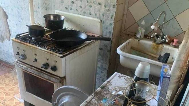 old 129257 В Саратове соцслужба забрала ребенка, который жил в грязной квартире без еды