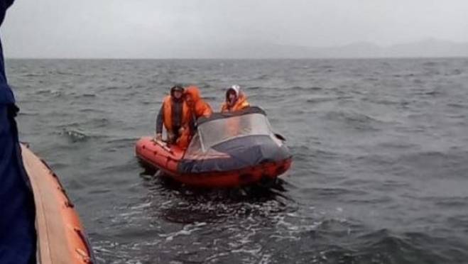 old 129382 У Магадана троих рыбаков едва не унесло в открытое море