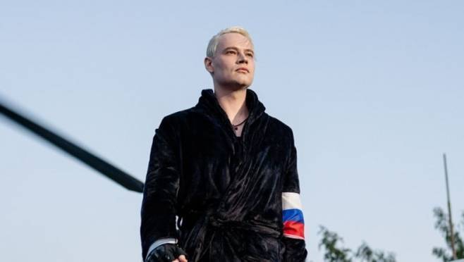 old 129636 SHAMAN получил травму на концерте в Кремле: артист прошел по битому стеклу