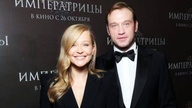 old 129850 Юлия Пересильд сыграла императрицу Елизавету: на премьеру фильма «Императрицы» актриса пришла с возлюбленным