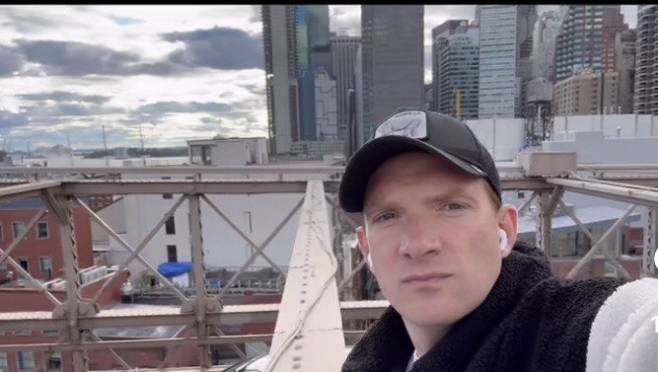 old 130031 Бурковский опроверг возвращение в Россию: актер заснял себя на фоне высоток США