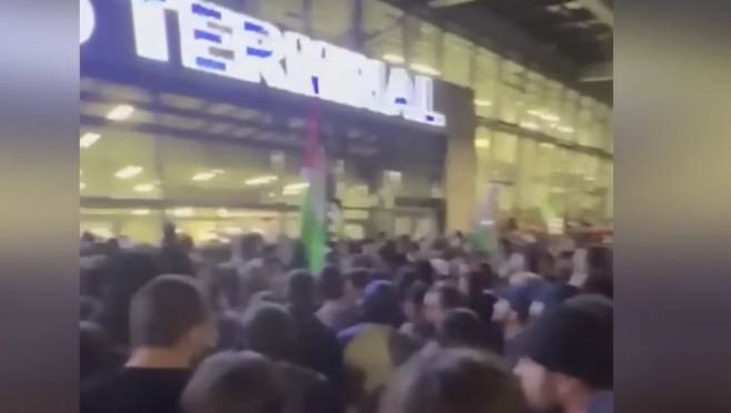 old 130115 В Дагестане захватили аэропорт: люди переворачивают машины, громят самолеты, ищут граждан Израиля: что известно к этому часу