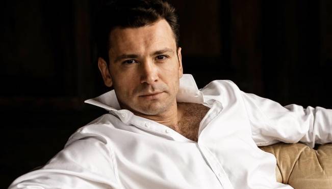 old 130312 Звезда «Закрытой школы» спрятался в женском туалете от преследователя: Антона Хабарова преследовал вор в законе