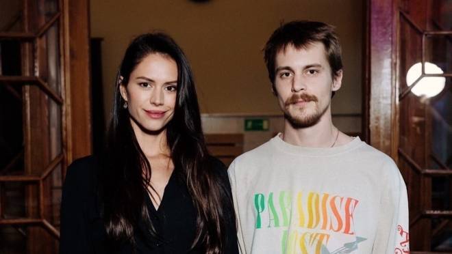 old 130571 Янковский и Пожарская на красной дорожке: густая растительность и черное платье