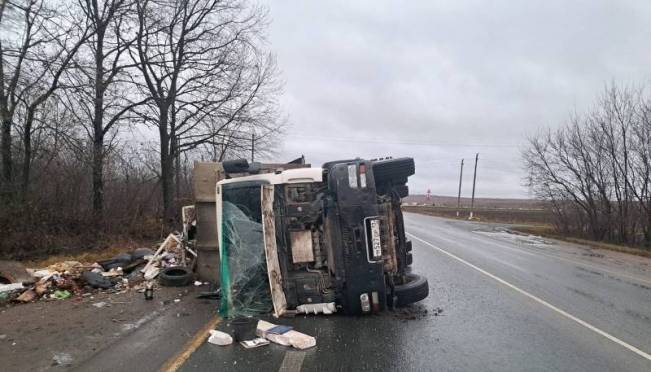 old 130634 В Саранске посреди дороги перевернулся грузовик