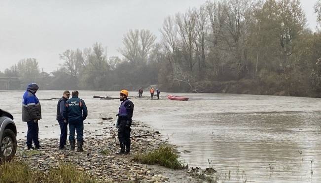 old 130681 В Майкопе автомобиль с тремя детьми и двумя взрослыми упал с обрыва в реку