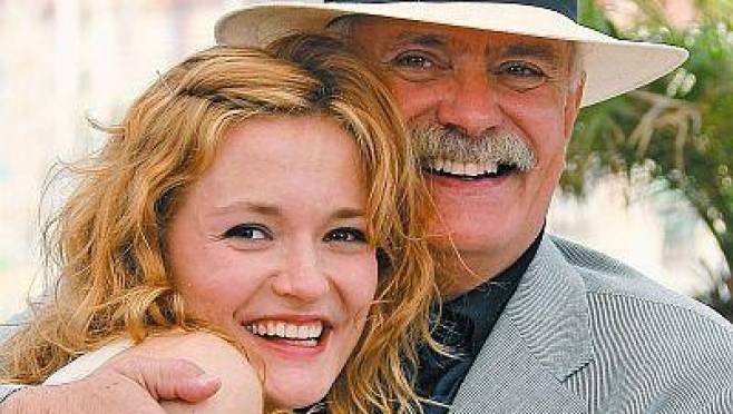 old 130689 Надежда Михалкова в режиссерском кресле: Марина Степнова написала сценарий для фильма "Огненный мальчик"