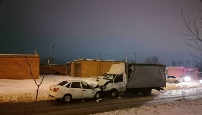 old 130954 В Саранске «Лада» влетела в «Газель»