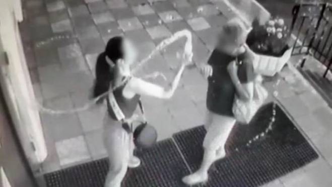 old 130961 В Петербурге драка матери и учительницы попала на видео