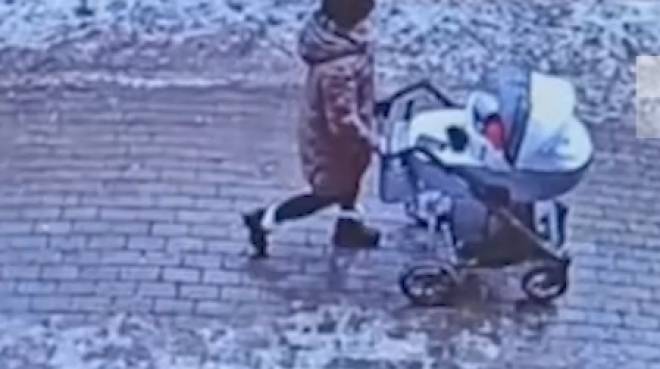 old 131042 В Тюмени упавший кирпич чуть не убил мать с ребенком