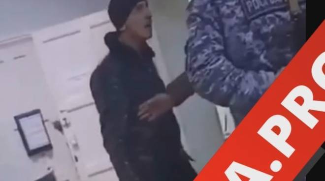 old 131753 Под Саратовом толпа мужчин угрожала поджечь росгвардейца и больницу