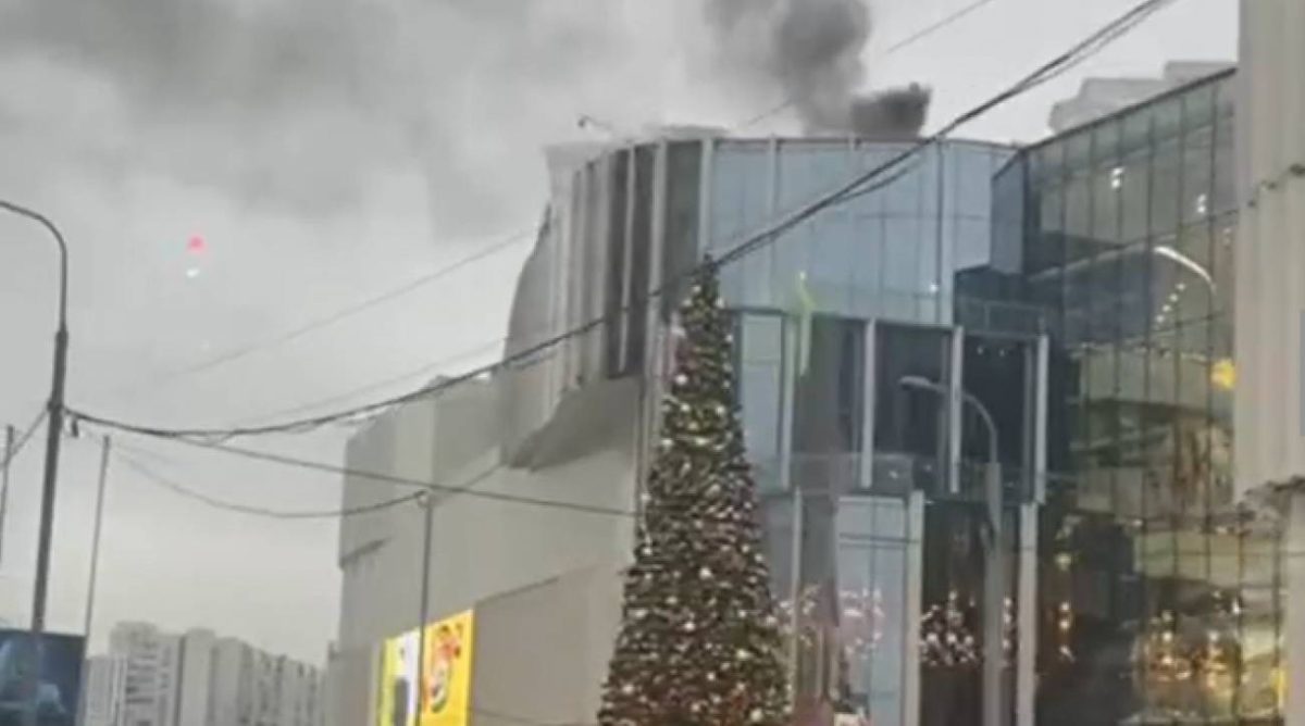 В Москве массово эвакуировали посетителей ТЦ из-за пожара