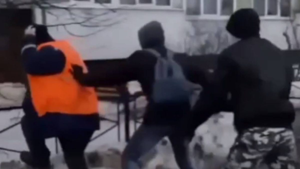 В Петербурге группа подростков снимала на камеру избиения дворников-мигрантов