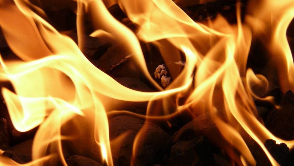 В Пскове дети погасили Вечный огонь снежками