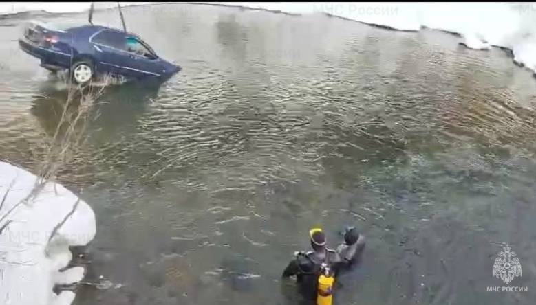 old 132365 На Сахалине спасатели достали из водоема автомобиль с телом внутри