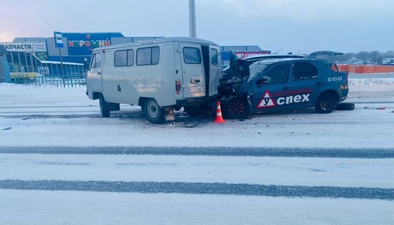 old 132707 В Саранске «буханка» всмятку разбила учебный автомобиль — пострадали три человека
