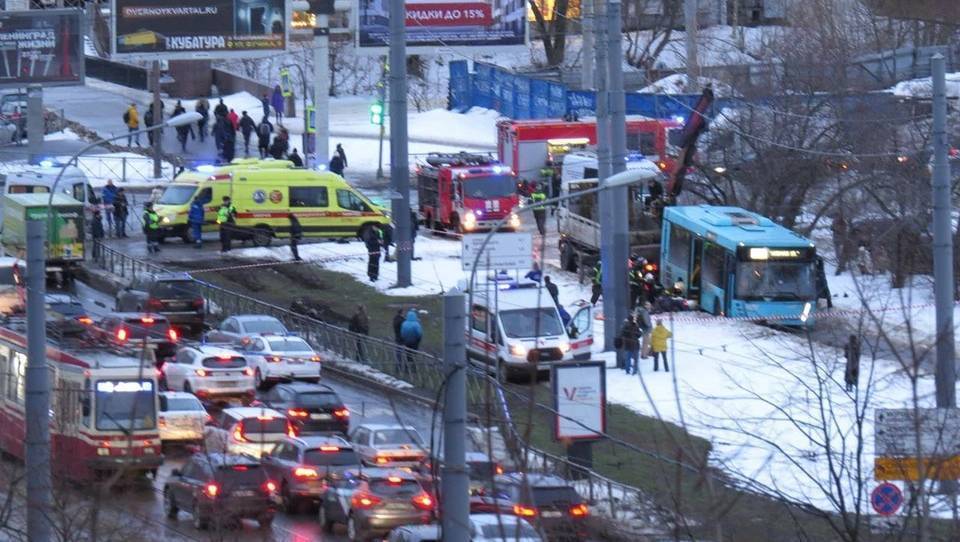 old 133012 В сети появилось видео жуткой аварии в центре Петербурга: взбесившийся автобус сбил толпу пешеходов