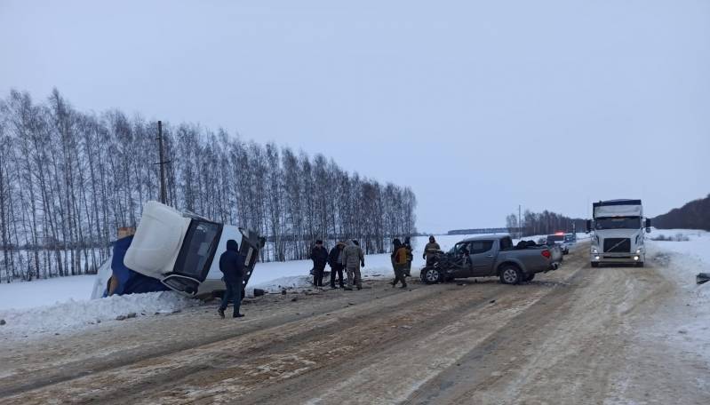 old 133032 В Мордовии грузовик и иномарка вылетели в кювет