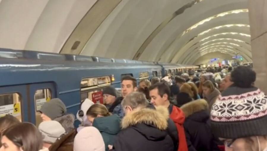 old 133503 «Метро-убийца»: в Петербурге мужчина упал в подземке на рельсы, а девушку засосало в эскалатор