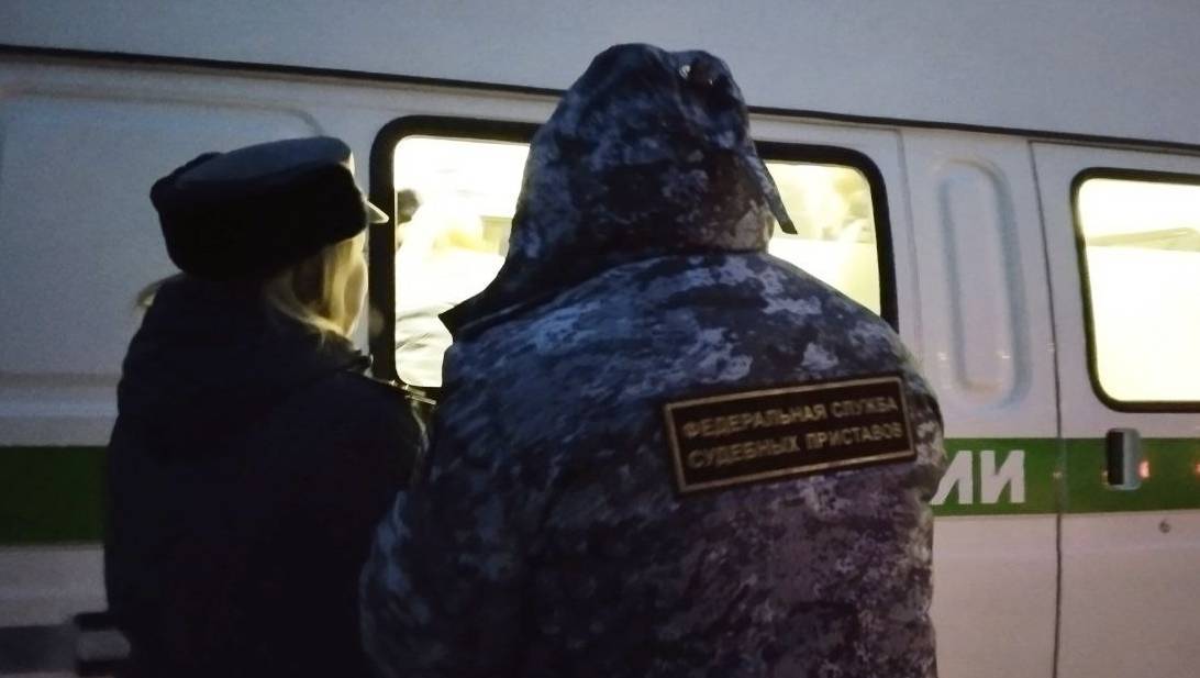 old 133556 В Петербурге судебный пристав с «крутой» фамилии воровал деньги прямо в суде