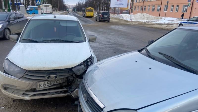 old 134122 В Саранске две «Лады» не поделили дорогу