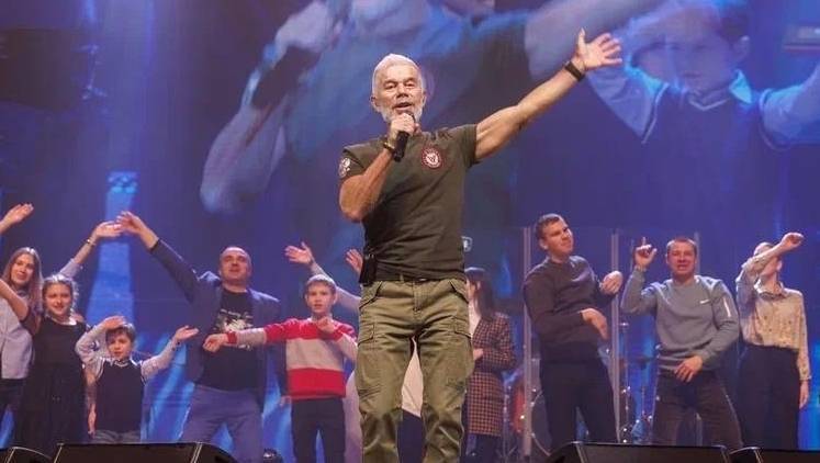 old 134288 Олегу Газманову в Самаре вручили гранатомет с посланием на корпусе