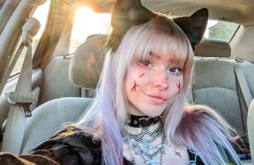 75ac5b3b54d0e8edad56fb05c35ce43b Девушка решила, что она собака и теперь спит в клетке