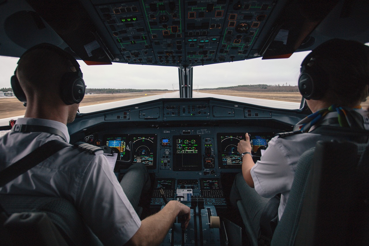 cockpit 2576889 1280 1 Два пилота уснули во время рейса с полным самолетом пассажиров