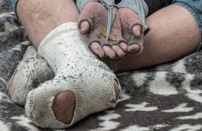homeless man 5520021 1280 В Мариуполе офицеров СБУ регистрировали в приюте для бомжей