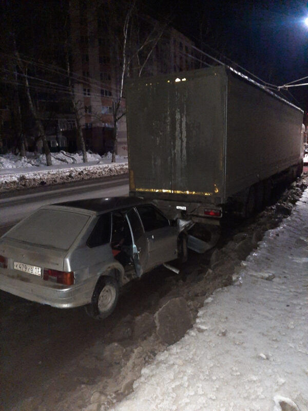 leninskiy 08.03.20242 800x600 1 e1710218350703 В Саранске 19-летняя водитель отметила 8 Марта, влетев в грузовик