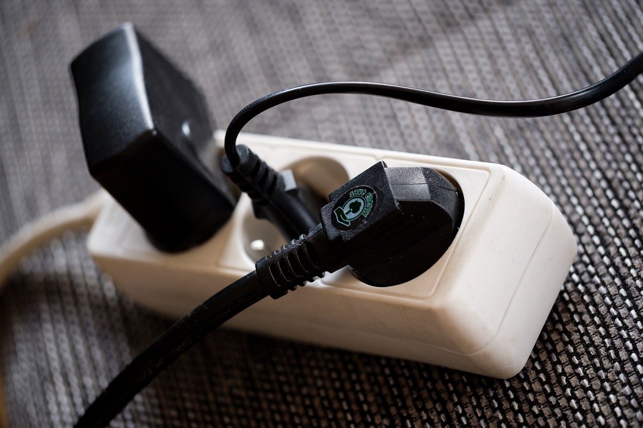 plug 3285062 1280 10-летнего мальчика парализовало после попытки зарядить телефон в автосалоне